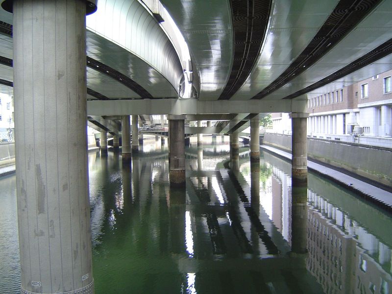 Nihombashi now ranks first on the "list of the loathsome" in Shigeru Ito's Ugly Japan, but this photo almost makes the spot seem sinuously g
