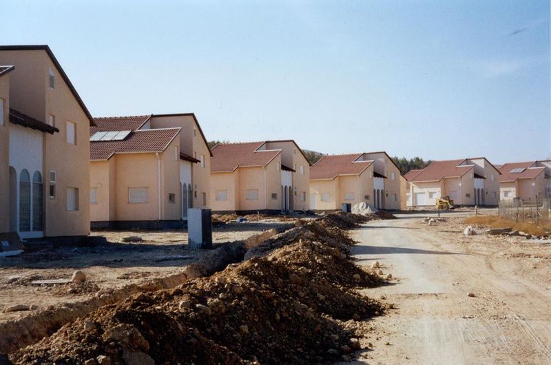 In 1999, construction continued in Almog.