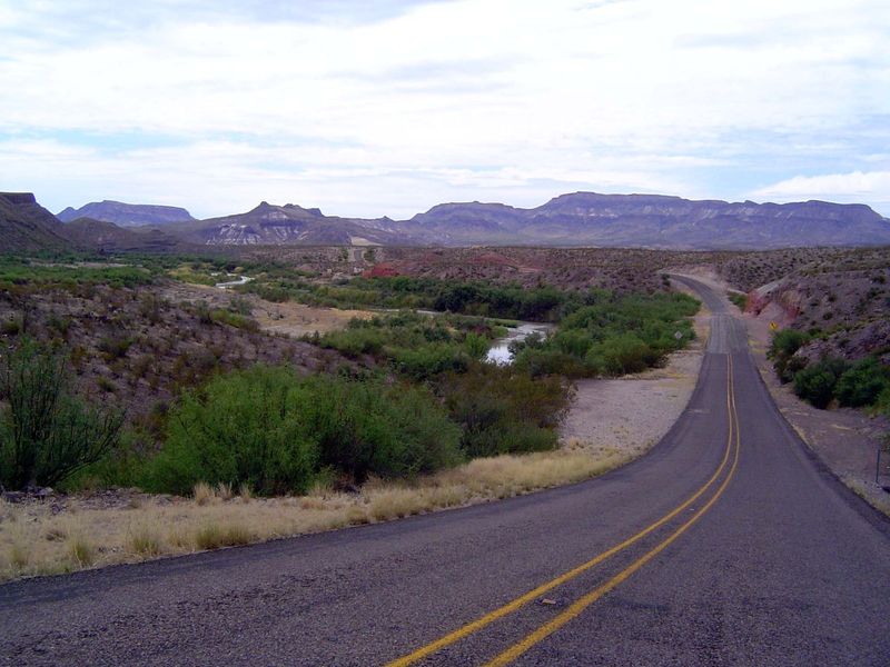 Continuing on toward Presidio. Yes, that's the Rio Grande. No fence, no cliff, just a degree of isolation and border-patrol stations on the 