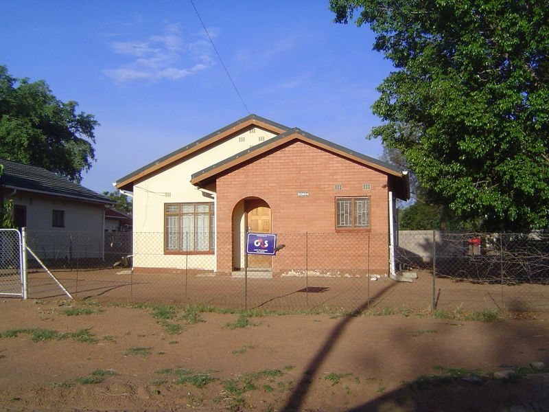 The best thing about Gaborone is that it is very short on slums. We can go looking for them, but we'll have a hard time. Instead, there's lo