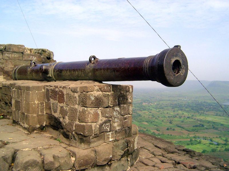 This is the so-called Durga cannon. Tavernier, in his Six Voyages 1676, says that he met the Dutch soldier responsible for hoisting it to th