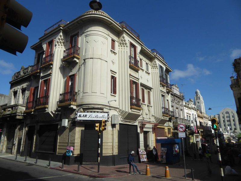 At the Bar Los Beatles, still on Perez Castellanos, the rectitude of the Belle  poque has yielded to a touch of Deco.