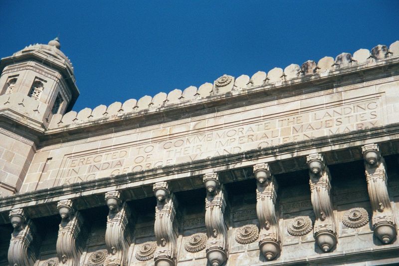 The lofty but pedestrian inscription. Lord Sydenham, who was governor of Bombay at the time of the royal visit, recorded the origin of the s