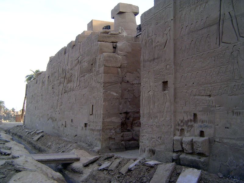 The north wall of the hall carries historical and political imagery.