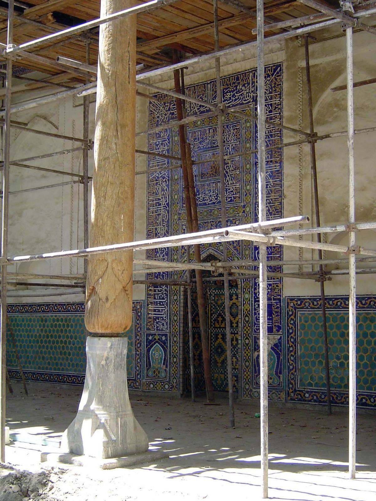 The column, in a style that will appear frequently in the chapters on Bukhara and Khiva, is an earthquake adaptation. Columns like these mov