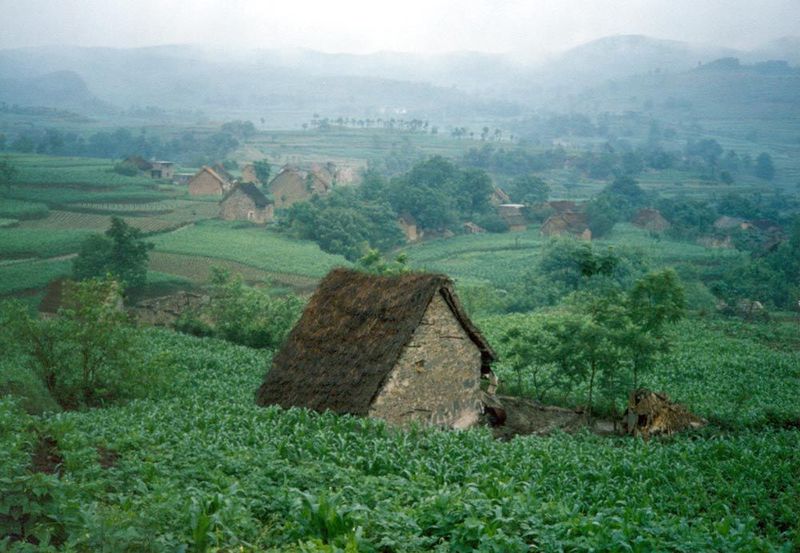 Although Hengdi is a nucleated settlement, many farmhouses are scattered across the countryside. The construction is stone, with a thatched 