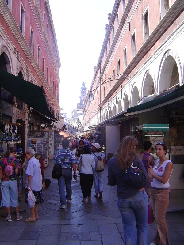 Just west of the bridge, the Rialto district was the commercial center of the city before the shift to St. Mark's. It was here that the Banc