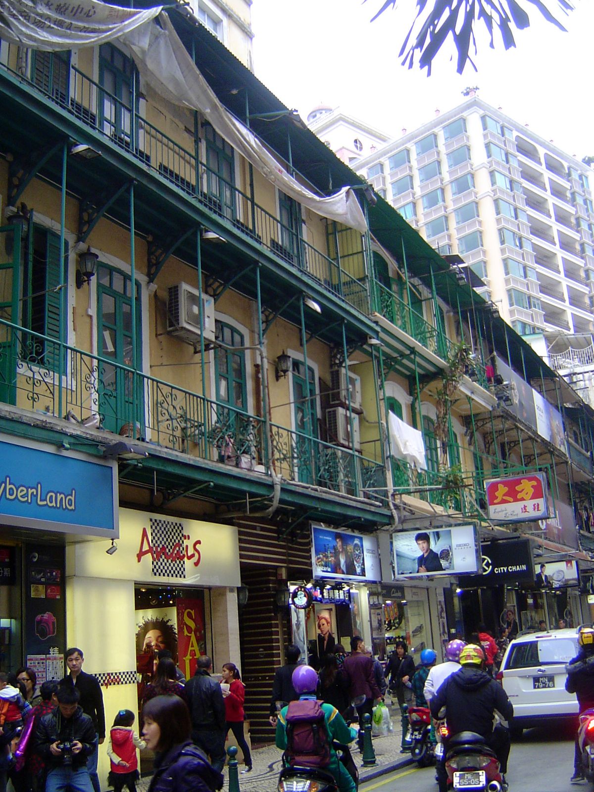 We're heading up the main tourist drag to the city's most famous relic.