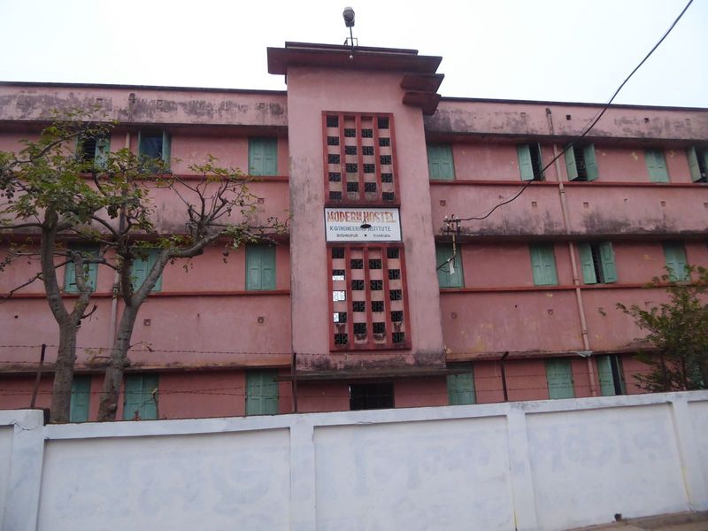 The K.G. Engineering Institute, on the east side of town, traces its roots back to 1922 and Krishna Gopal Ghosh, a local administrator who o