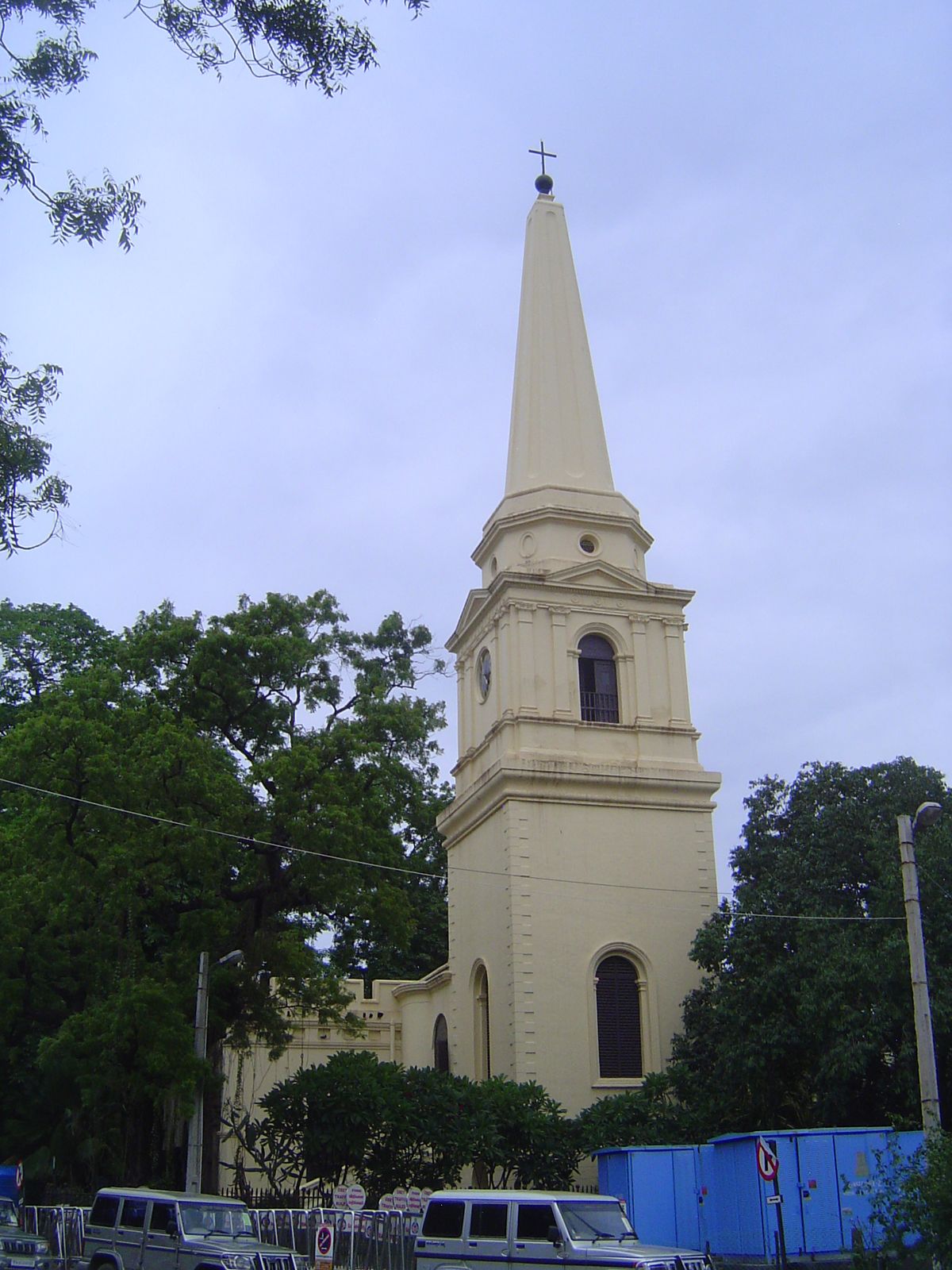 St. Mary's Church, built in 1680 and safe within Fort St. George, is the oldest British building in the city. The original church however, i