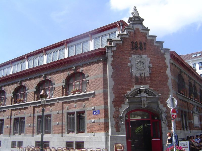 On the other side of the Grand Place, at Place St. Gery, there's a shopping center from the early 1870s. It, too, is glass roofed, but insid