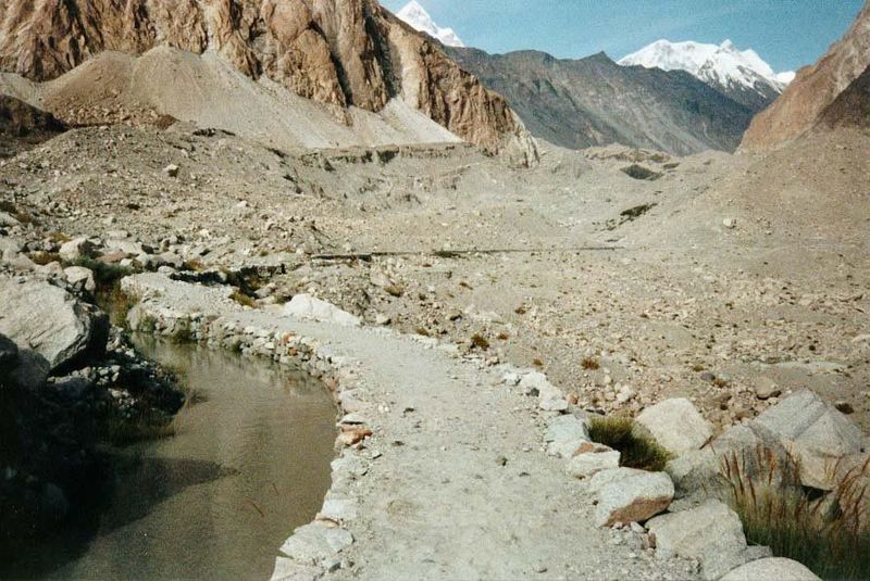 The start of the canal: the glacier is right there in front of you but buried under rubble. On the spot you won't miss it, because an otherw