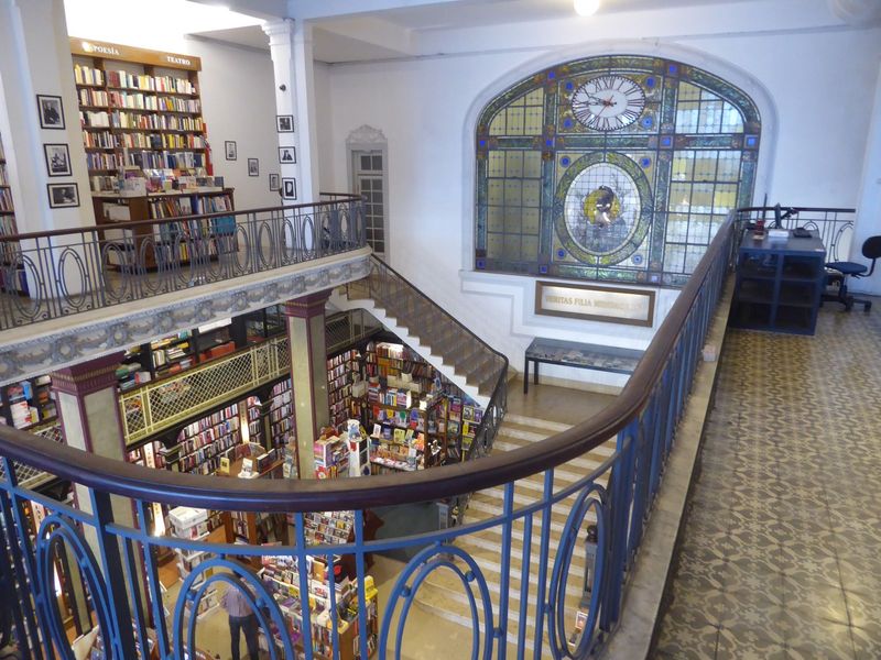 In 2008 it became the M s Puro Verso bookshop, for which it seems vastly better suited than for an optician.