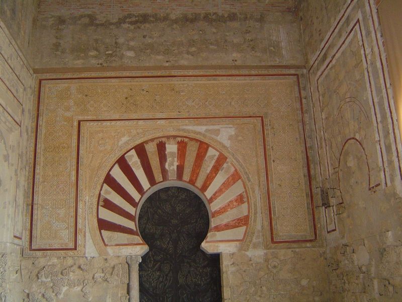 The head of the hall echoes the mihrab of the mosque in Cordoba, right down to the framing alfiz.