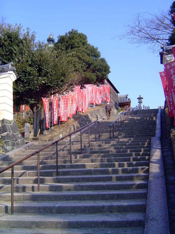 We've come downhill to see the once-great Kofukuji Temple, established in 669 by Fujiwara Kamatari's wife. Eminent in the Nara Period, the t