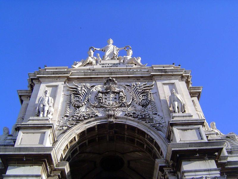 The two figures on either side of the arch are Vasco and the Marqués de Pombal, whose writ extended far beyond 18th century Lisbon as the ma