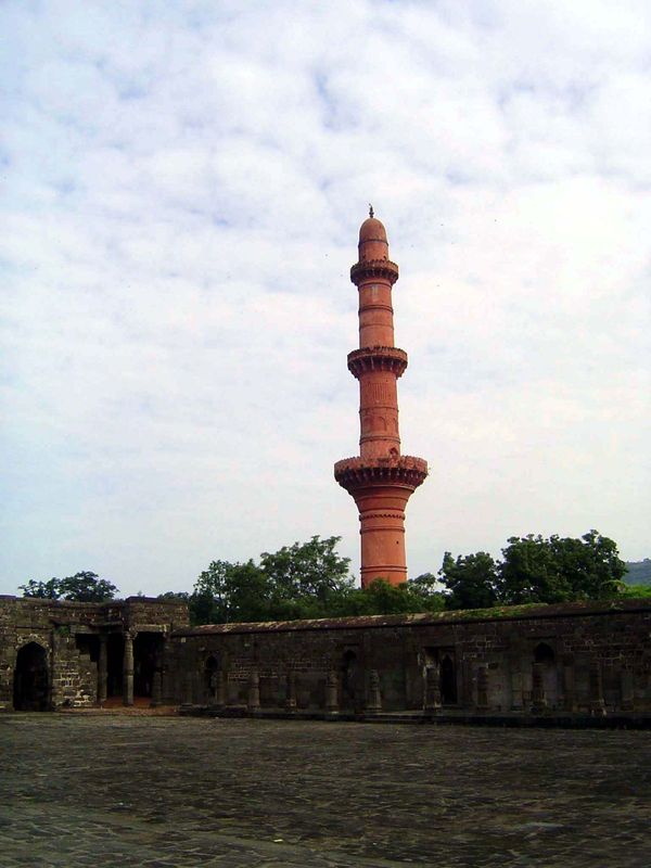 Adjoining the mosque is the Chand Minar, or moon tower. It was built in 1435 by Alauddin Bhamani to commemorate the Bahmani seizure of the f