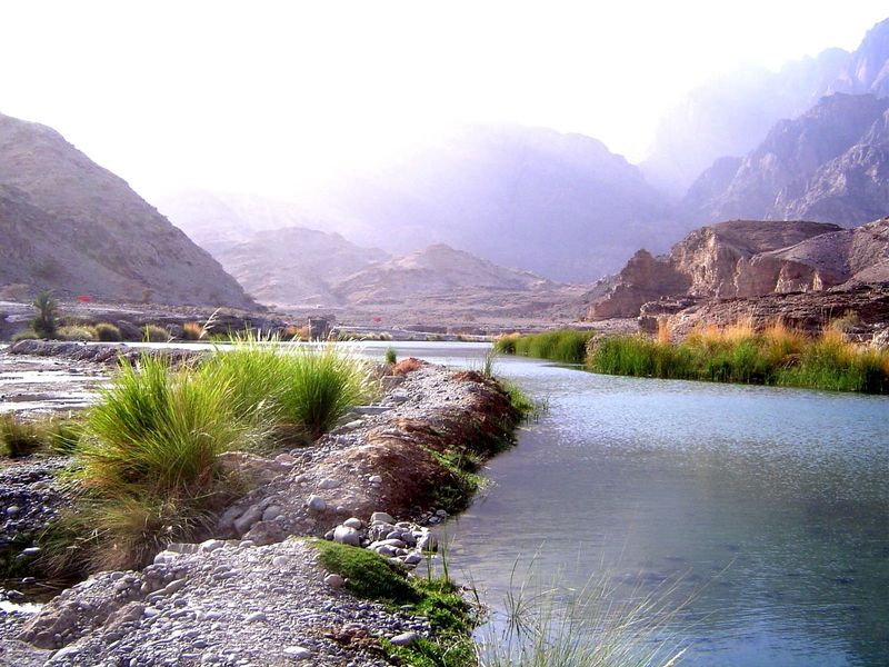 Just downstream from the last picture, the waters of Wadi Dhaiqah are captured by an open-mouth weir and brought into a ditch.