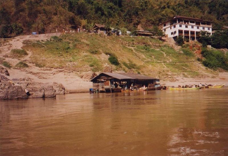 View from the river. The building is a restaurant; the village of Pakbeng lies just beyond.