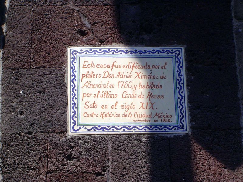 This house was built by the silversmith Don Adrian Ximénez de Almendra in 1760, and its last occupant was the Count of Heras Soto in the XIX