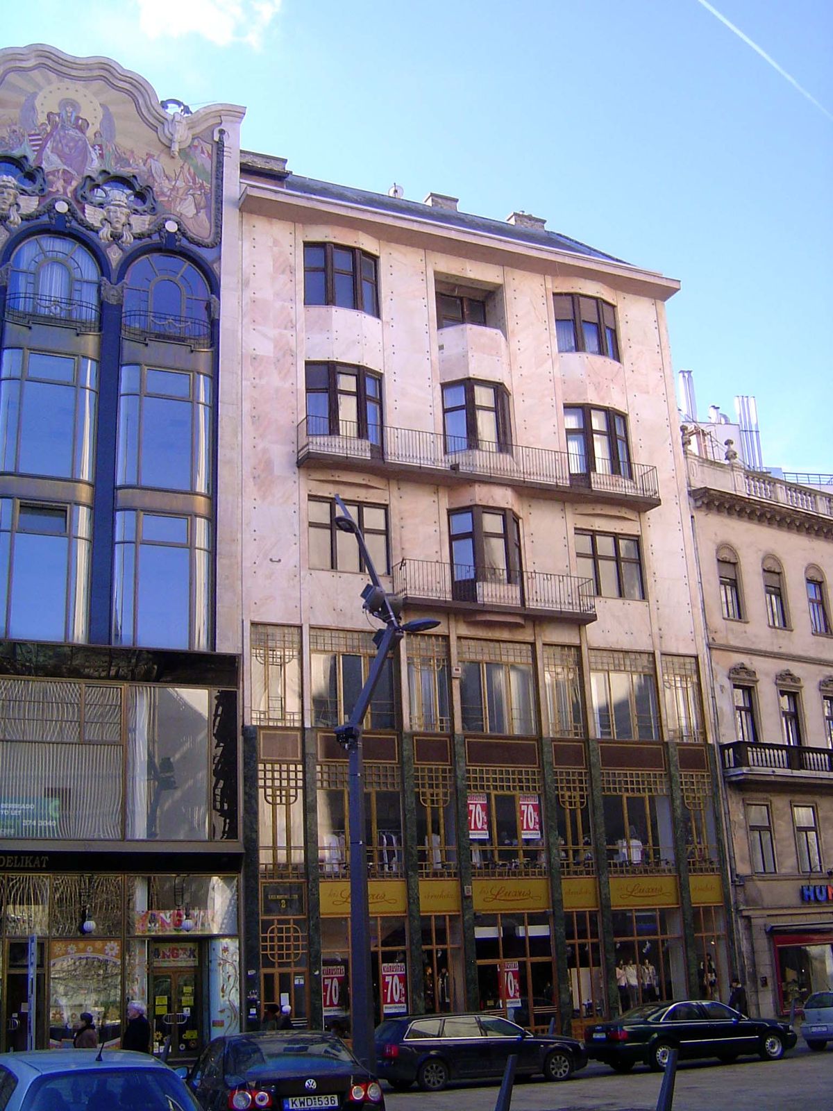 Adjoining it is the former Szenassy and Barczai store, designed by David and Zsigmond Jonas and completed in 1908. As an exercise in functio
