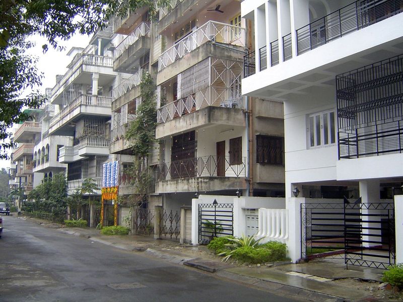 Another solution to congestion is to move east to the satellite city of Bidhan Nagar, named for Dr. Bidhan Chandra Ray, a Chief Minister of 
