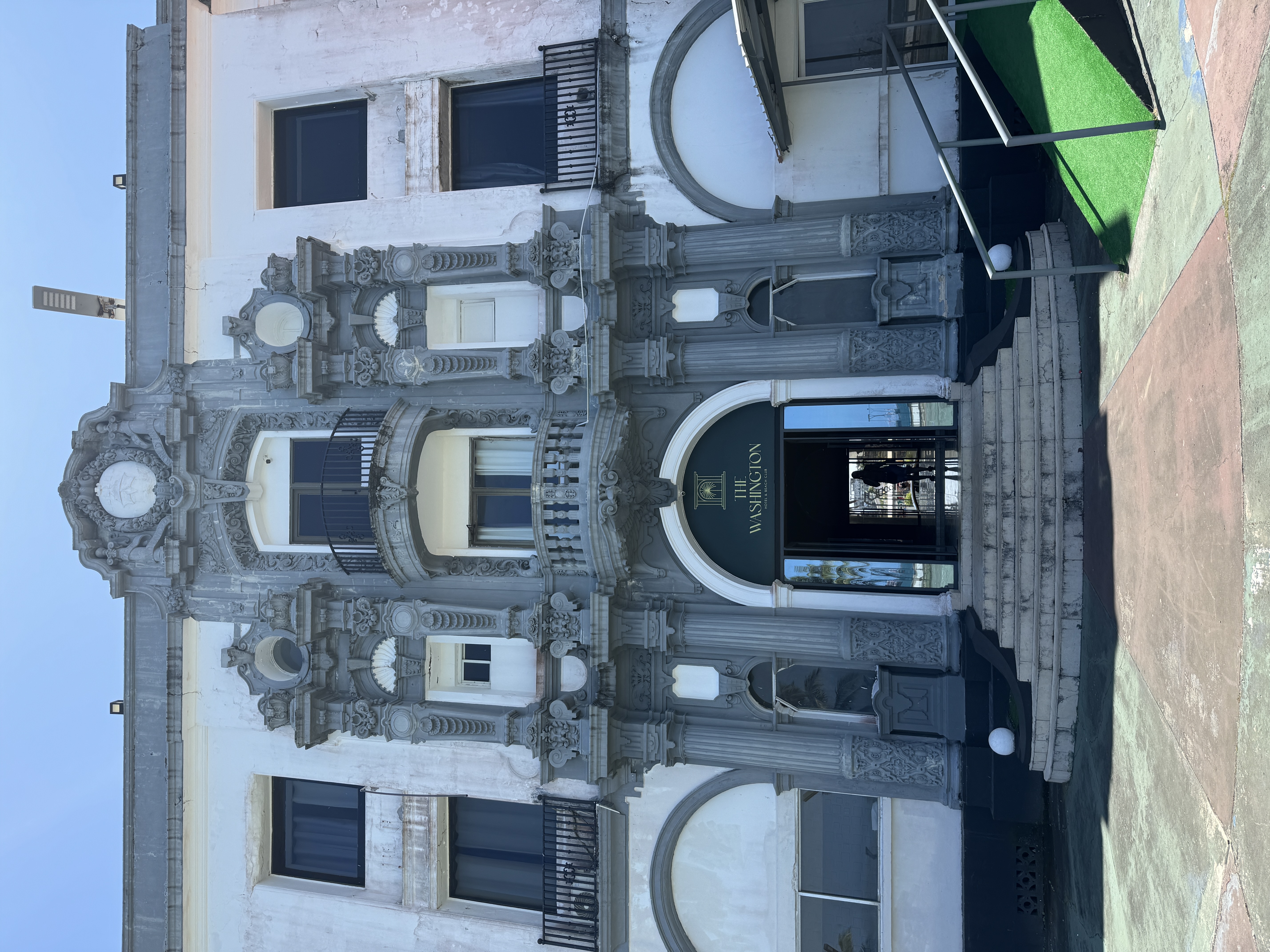 Goodhue's partner Cram was famous for Gothic churches, which may explain why Goodhue tacked a secular altar onto the hotel's severe facade. 