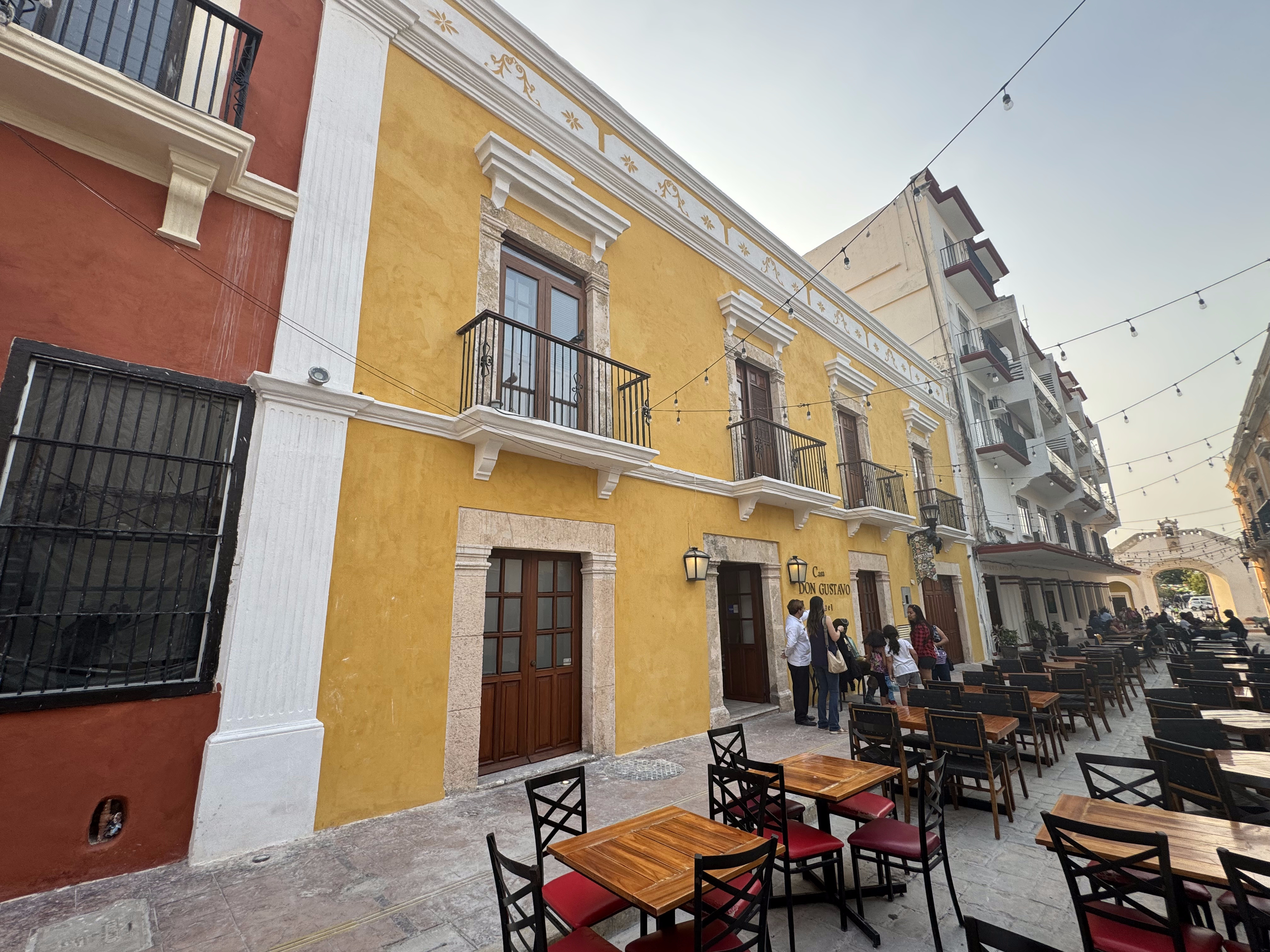 A restaurant on Calle 59, with the Puerta de Tierra in the distance.