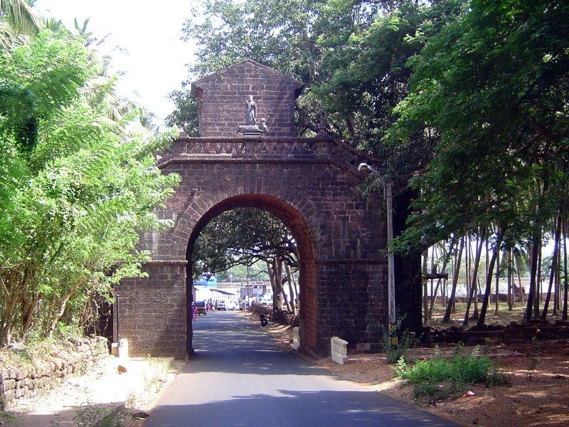 Rear of arch, with view through to ferry dock. Notice the statue at the top of the arch?