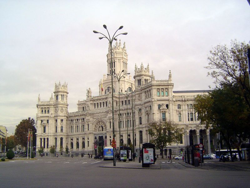 Another building faces the fountain. Now the office of the mayor of Madrid, the building opened in 1919, the same year as the Bank of the Ri