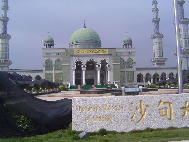 Maybe it's not the Taj Mahal, but did you expect a large Muslim population this far south in China?

2024 update: the building has been sini