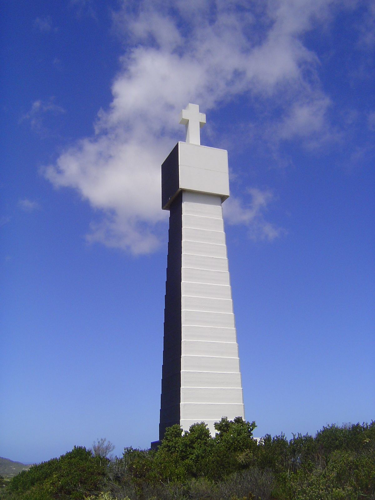 Dias and Vasco built monuments to aid navigation; both were obliterated over time but were rebuilt in the 20th century.