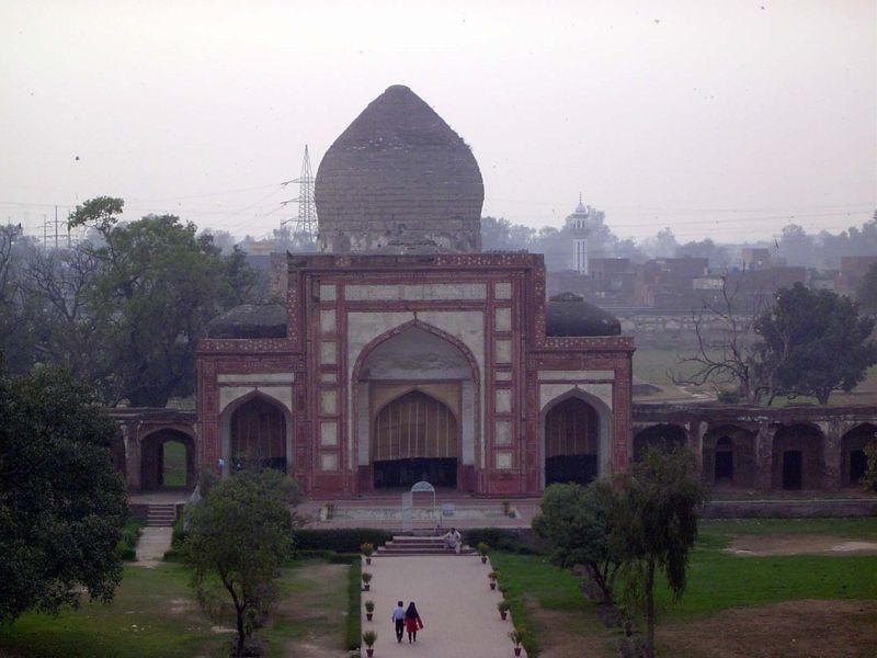 Hold on to your horses: we're not at the tomb yet. The lawn in the foreground is part of a 12-acre rectangular area known misleadingly as th