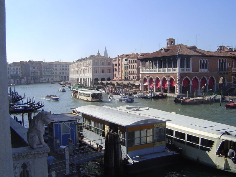 Looking south from the Ca' D'oro toward the fish market and, on this side, to a floating dock that serves as a waiting room for a momentaril