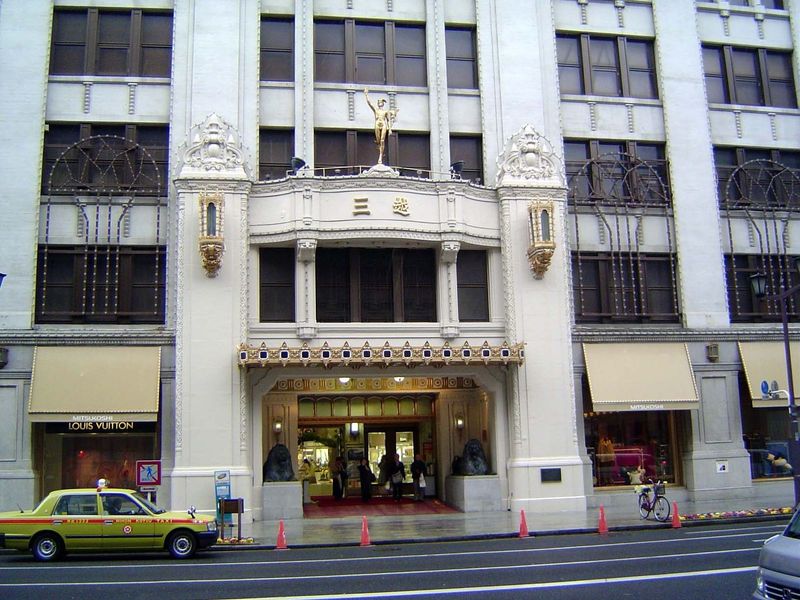 Nearby is the premier department store Mitsukoshi Mitsui until 1904. It added a second floor in 1905, then showcases. In 1914, escalators ar