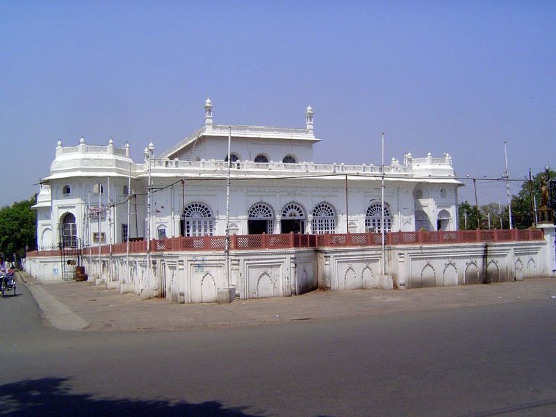 The Kaiserbagh was built in 1850 for Wajid Ali Shah. At the center of the enclosure is the Safaid Baradari or Taluqdar's Hall.