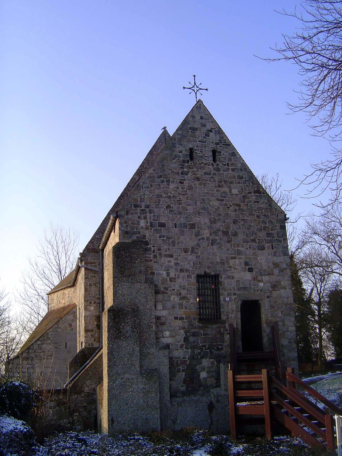 Sharing the hiltop with the belfry is the Saint-Calixte Chapel, begun in 1051 and the oldest church in Mons. It supposedly houses the remain