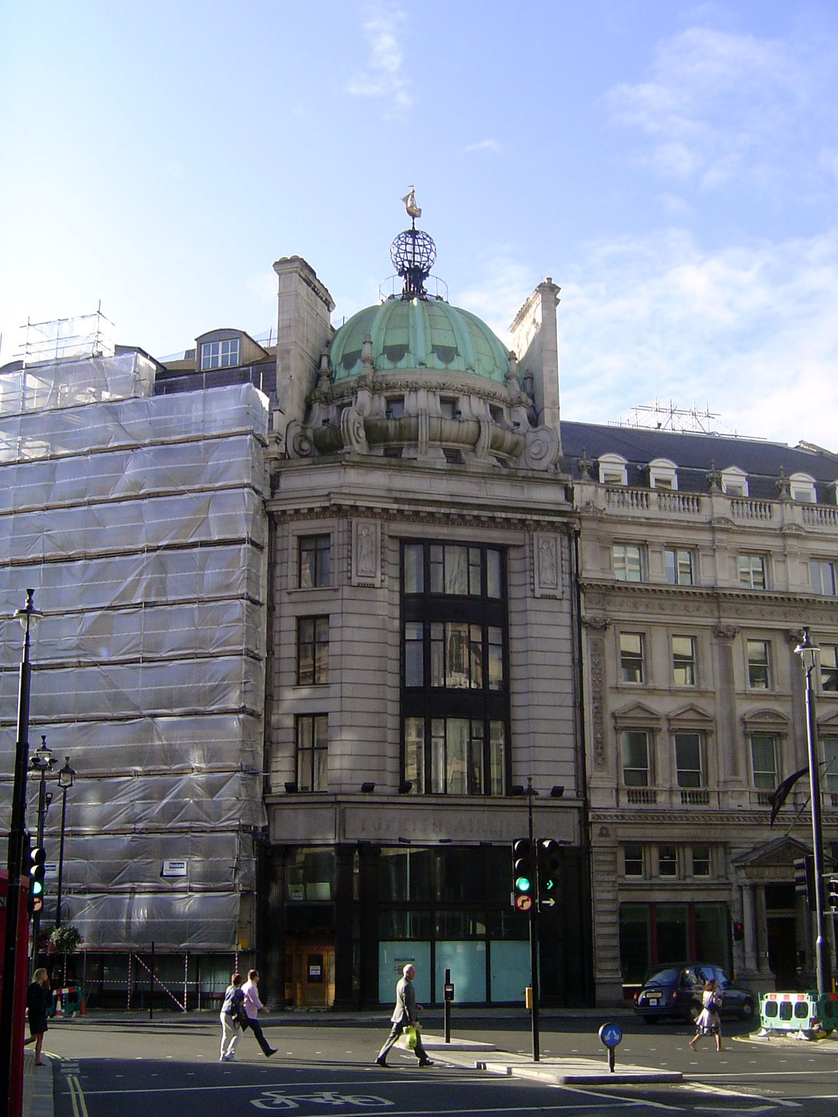 Here's a small office building that not so long ago was a ticket office for Turkish Airlines. It's at Pall Mall 125 and, like the building i