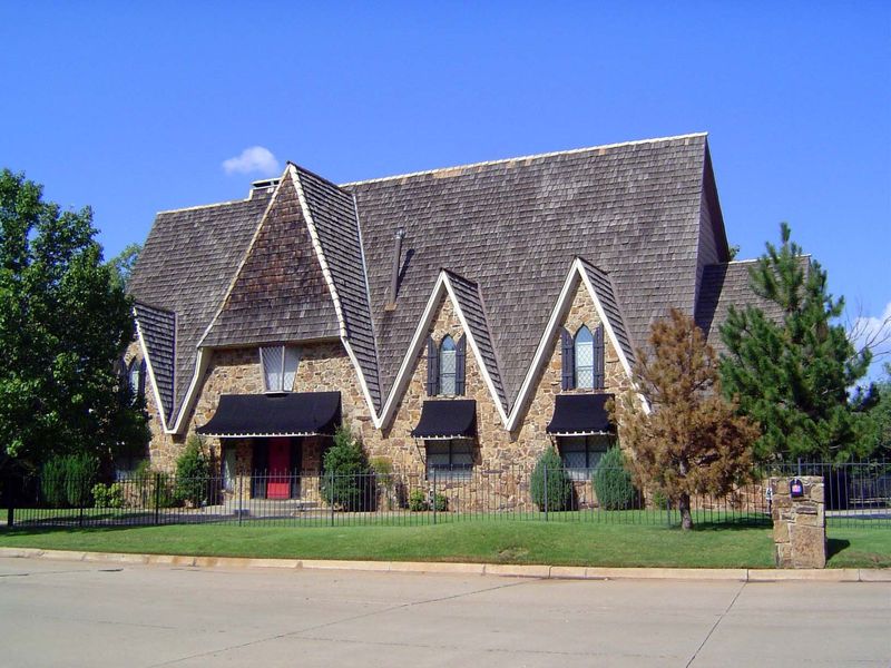 One of the lakeshore houses, apparently designed by somebody obsesses with stock indices. At 3105 Brush Creek, it was built in 1974, was sol