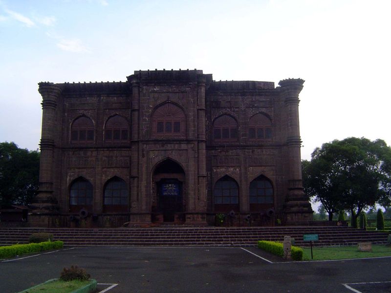 The tomb stands behind the Nakkar Khana or Music Gallery, which was supposed to get minars that were never supplied. By 1905 the British had