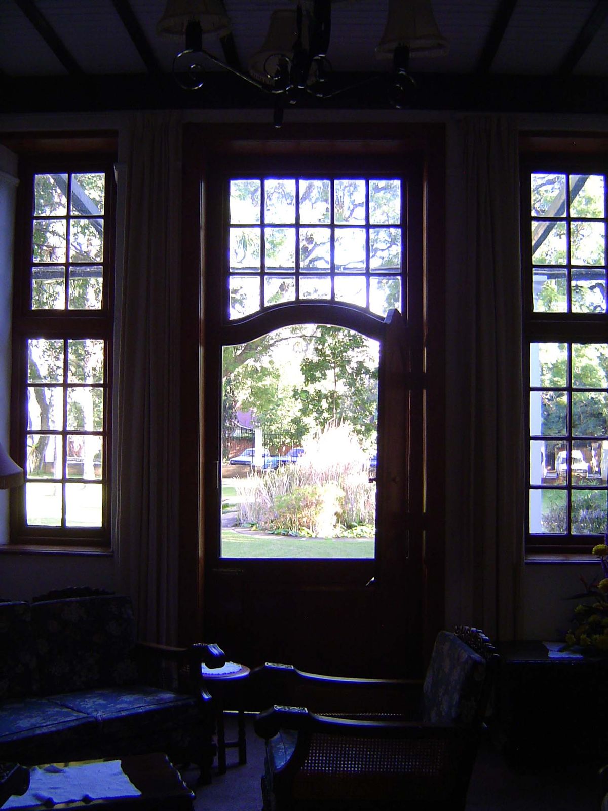 A view from the hotel back to the front lawn.