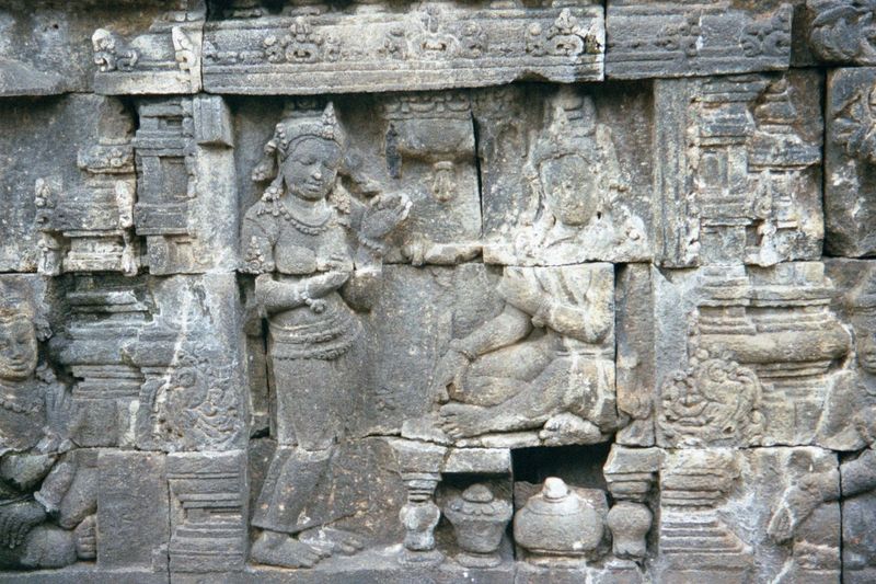 The queen becomes a nun herself and asks Rudrayana to abdicate and become a monk.