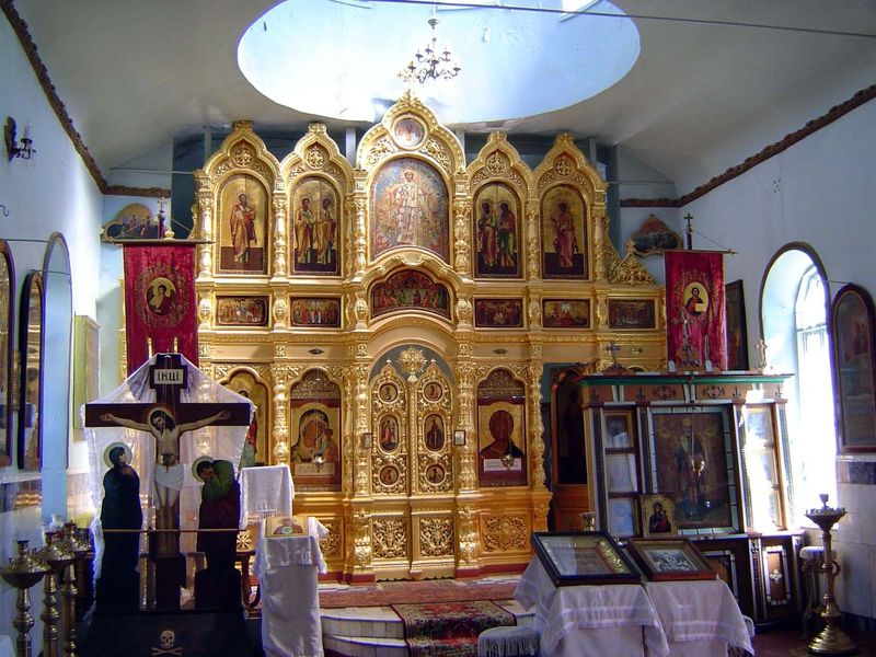A more modest case of Russification, here's the iconostasis of the Orthodox church in Kagan.