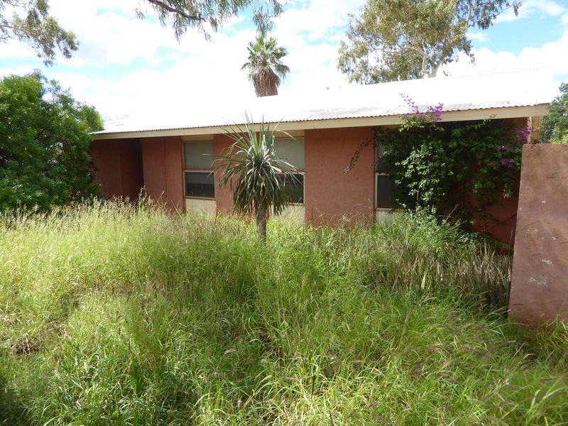 The realtor doesn't seem too worried about curb appeal.