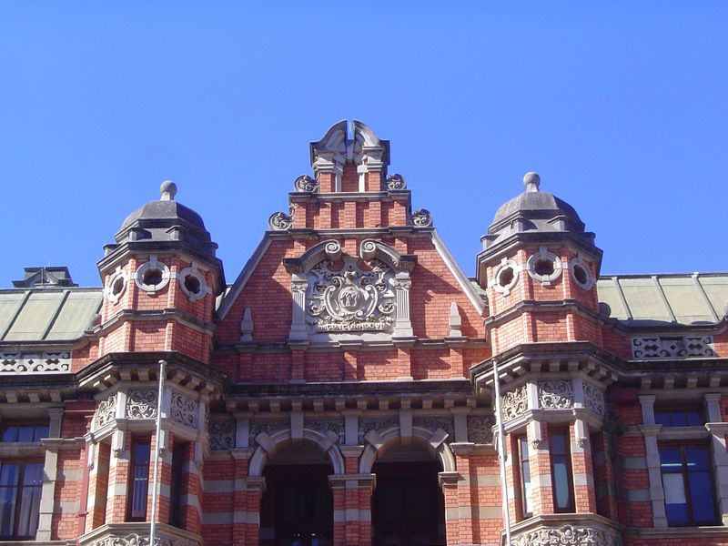 The emblem is one form of the coat-of-arms of the city. The central elephant echoes the Zulu name for the place, which translates as the abo