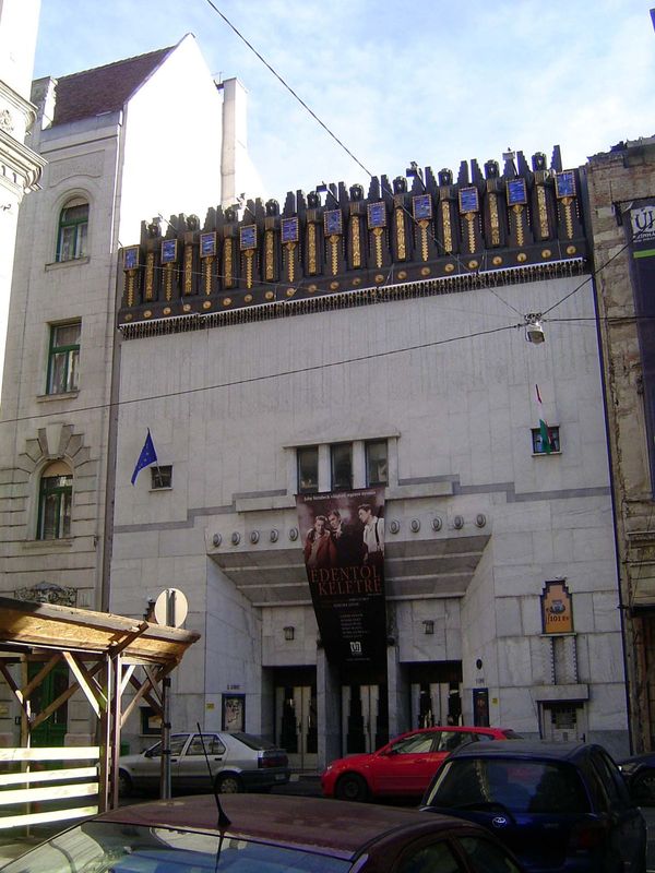 Twenty-five years later comes the Parisiana nightclub, designed by Bela Lajta and opened in 1909. Heathcote calls it an "absolutely stunning
