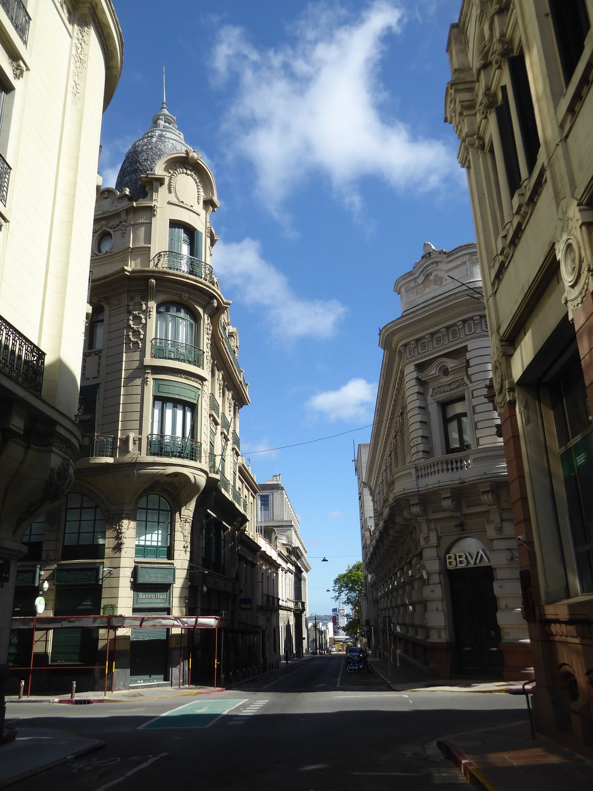 We're going to poke around the district between the two squares. Here, at the corner of Zabala and 25th de Mayo, is the Itau Bank, which ope