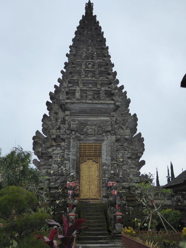 Nieuwenkamp returned in 1918. The temples he had seen in 1906 were completely buried in lava except for an entrance tower, which itself was 
