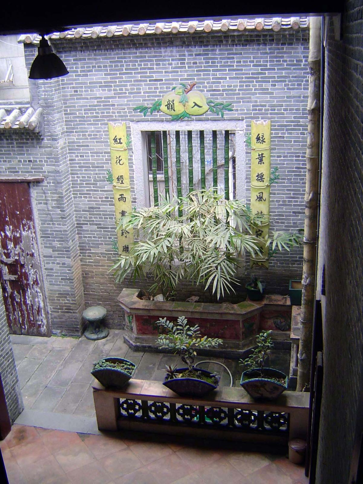 The traditional entrance is not from the western courtyard but from the alley on the south of the house. It lies on the other side of the wa