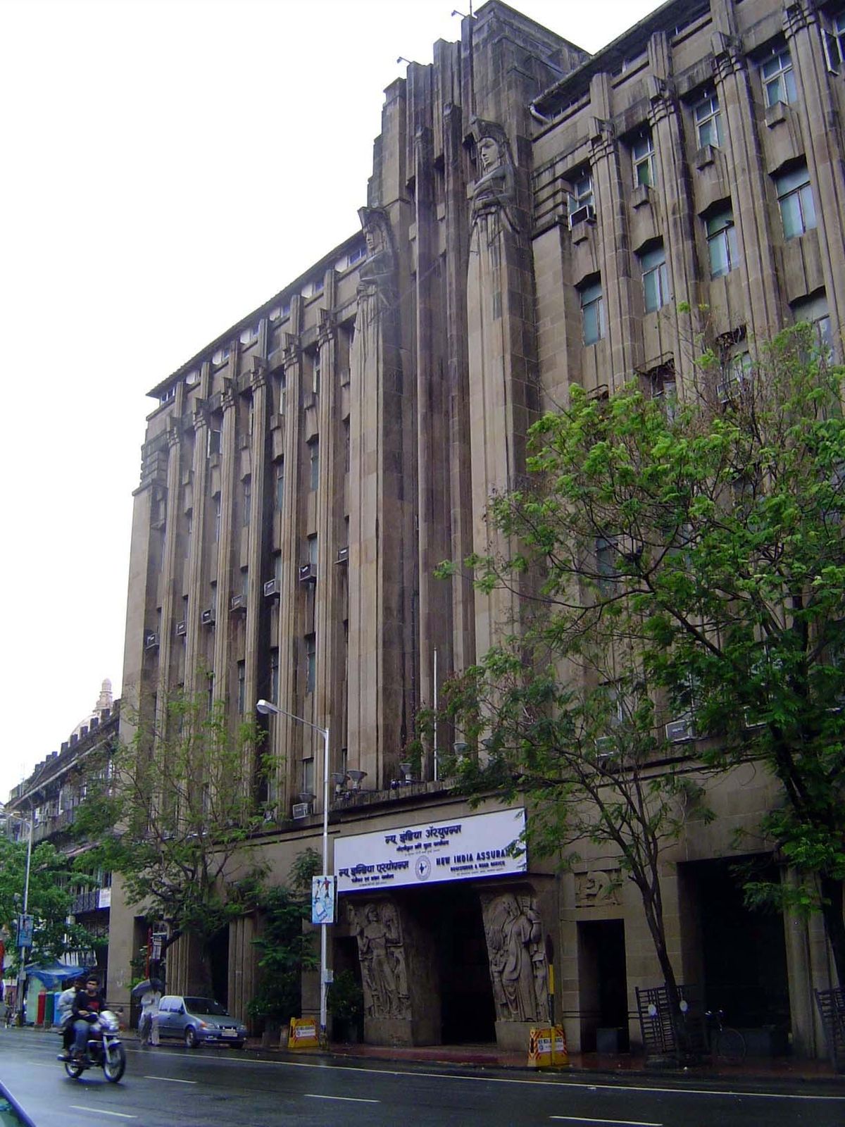Some are office buildings, in this case the headquarters built 1939-43 of New India Assurance, 87 Mahatma Gandhi formerly Esplanade Road. Ar